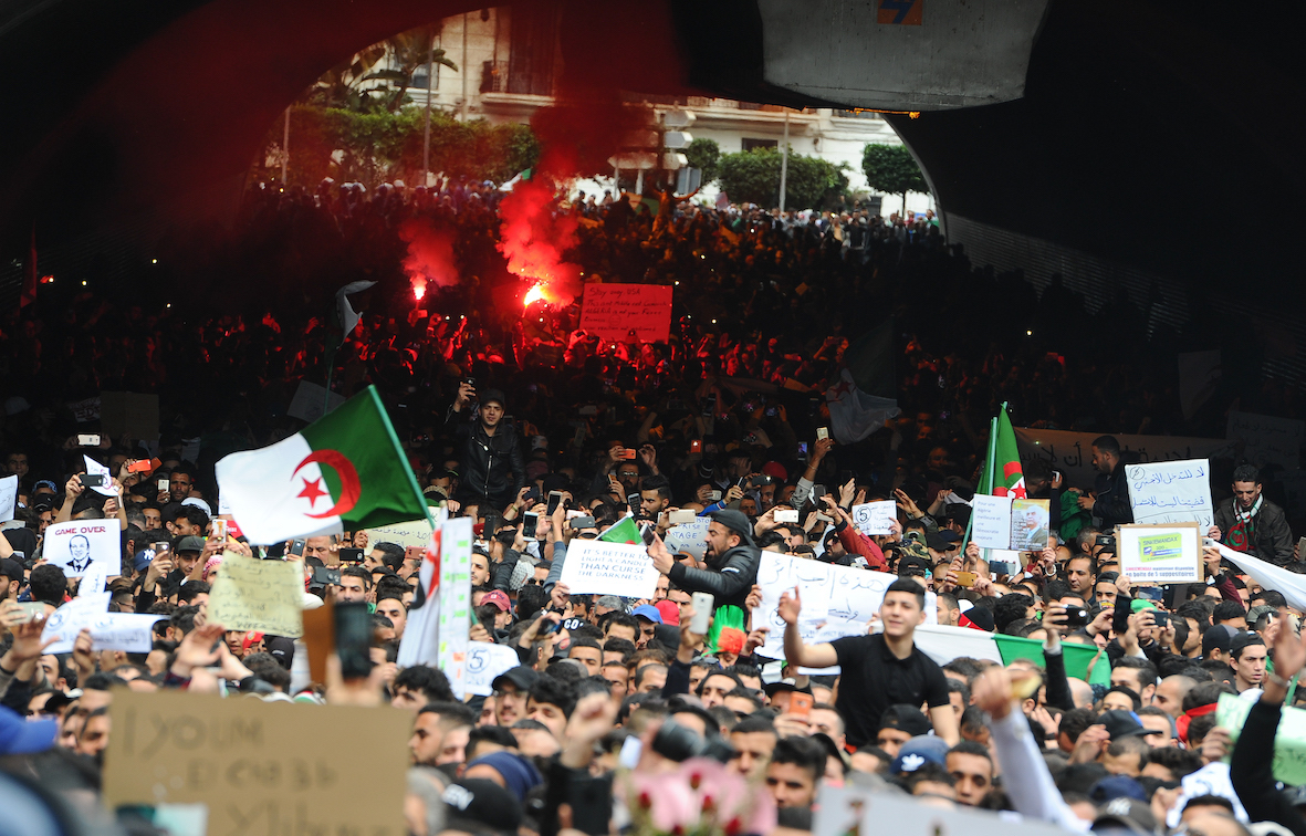 Des manifestants algériens, bloqués par les forces antiémeutes, se retrouvent concentrés sous le tunnel des facultés dans l’hypercentre d’Alger, le 8 mars 2019 (MEE/Mohamed Kaouche)
