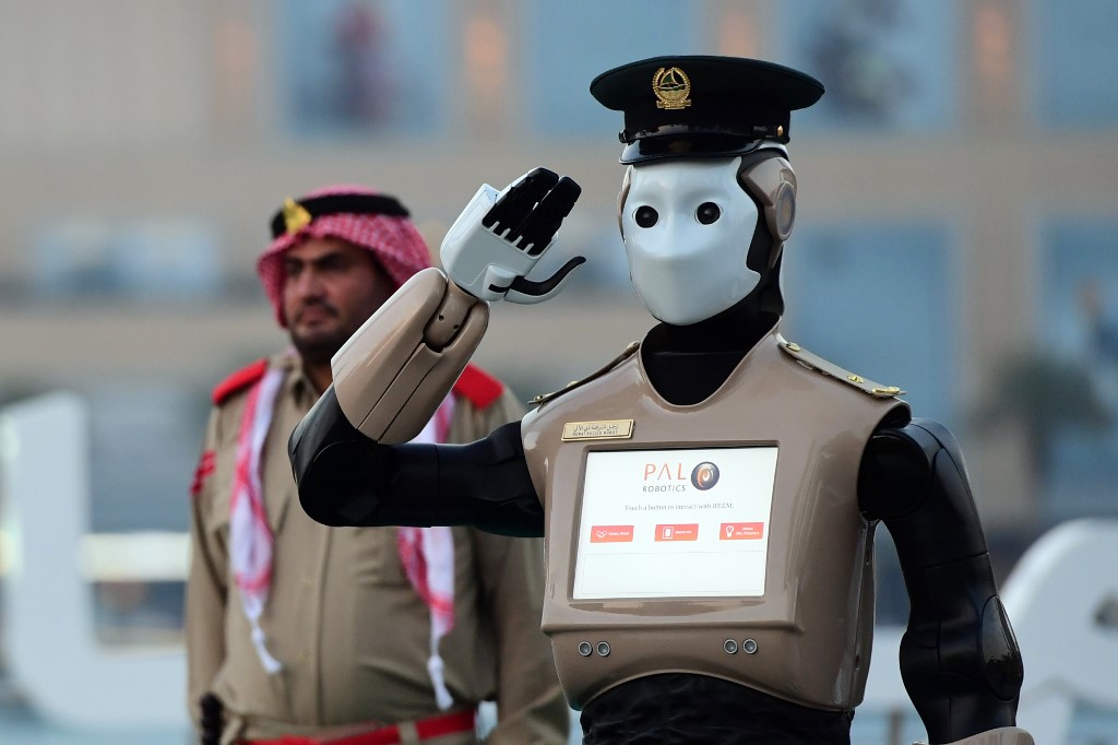 Un robot policier au garde-à-vous dans le centre-ville de Dubaï en 2017 (AFP)