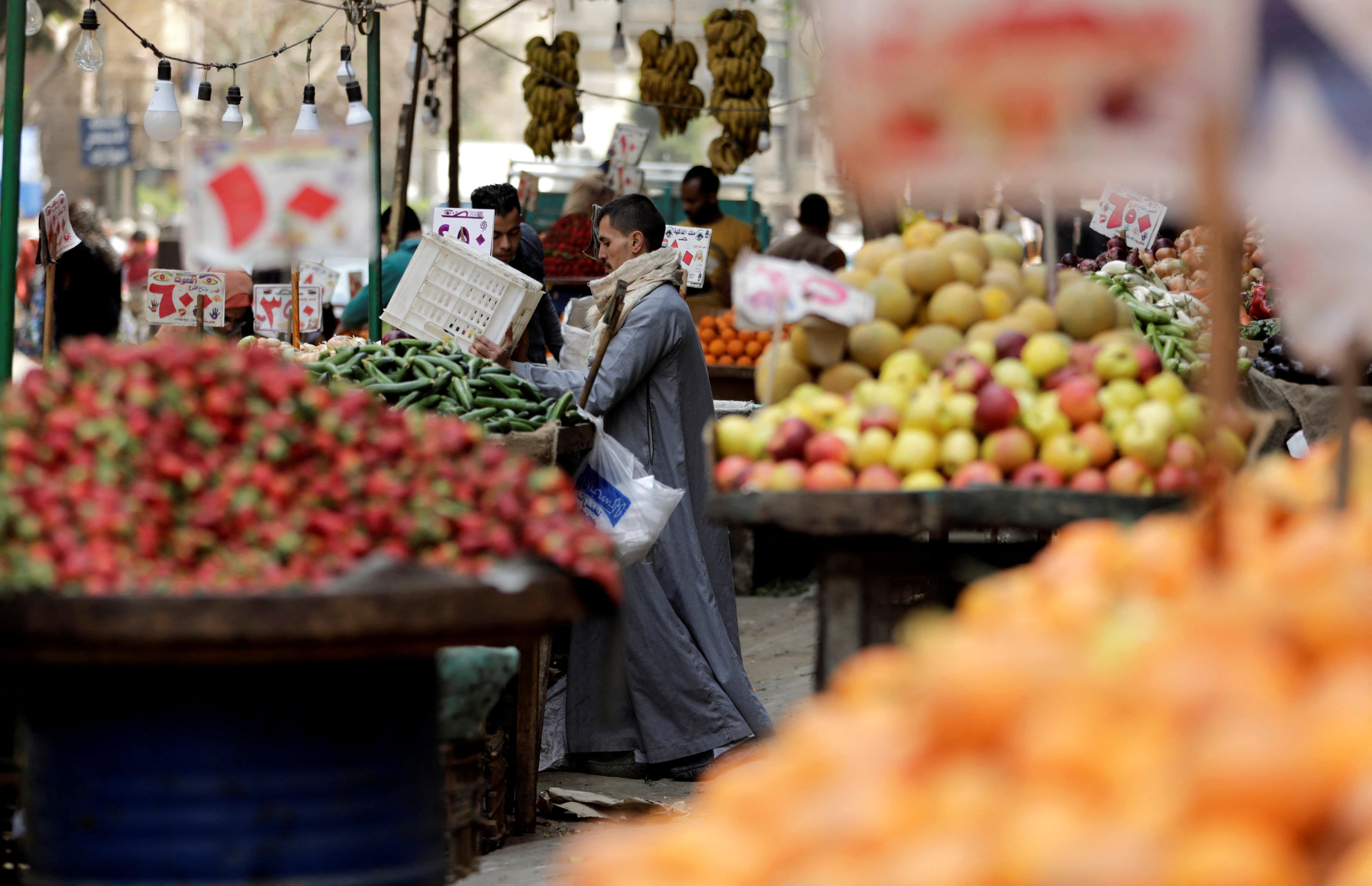 Vendors work at a vegetable market in Cairo, Egypt 22 March 2022. (Reutres)