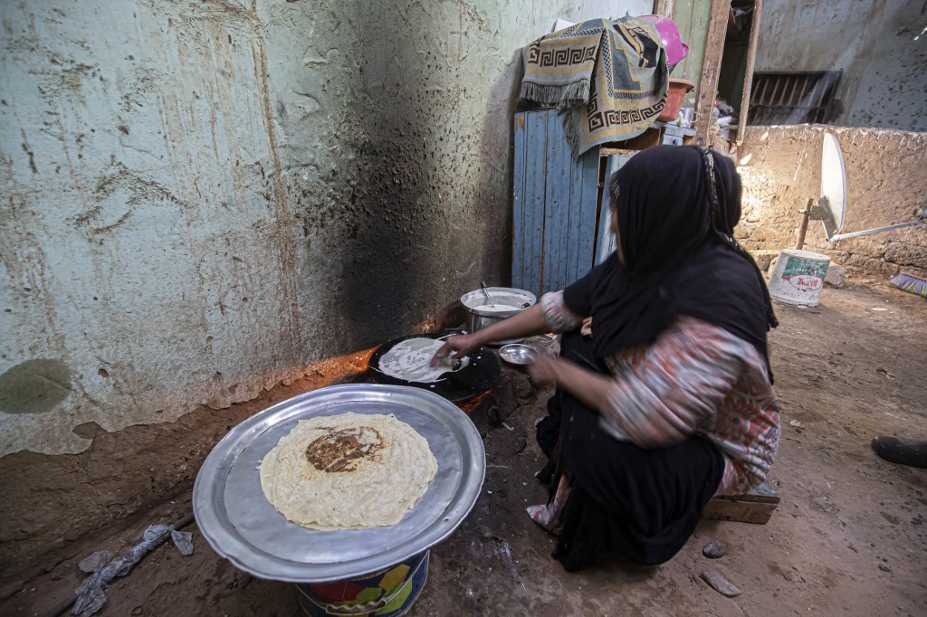 egypt woman baking 2