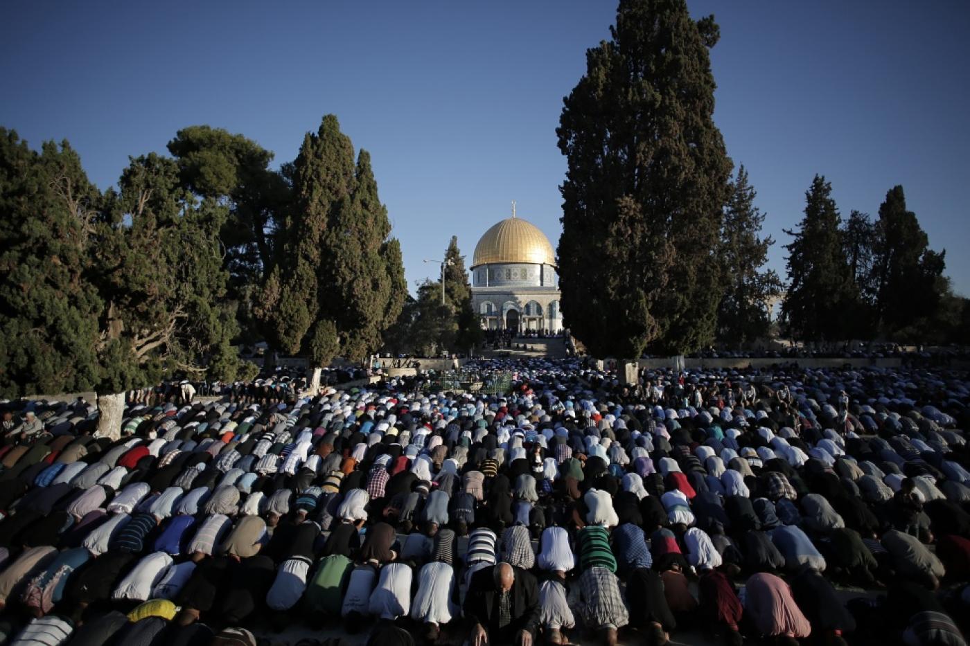 Des Palestiniens prient dans l’enceinte de la mosquée al-Aqsa dans la vieille ville de Jérusalem le premier jour de l’Aïd al-Adha en 2014 (AFP)