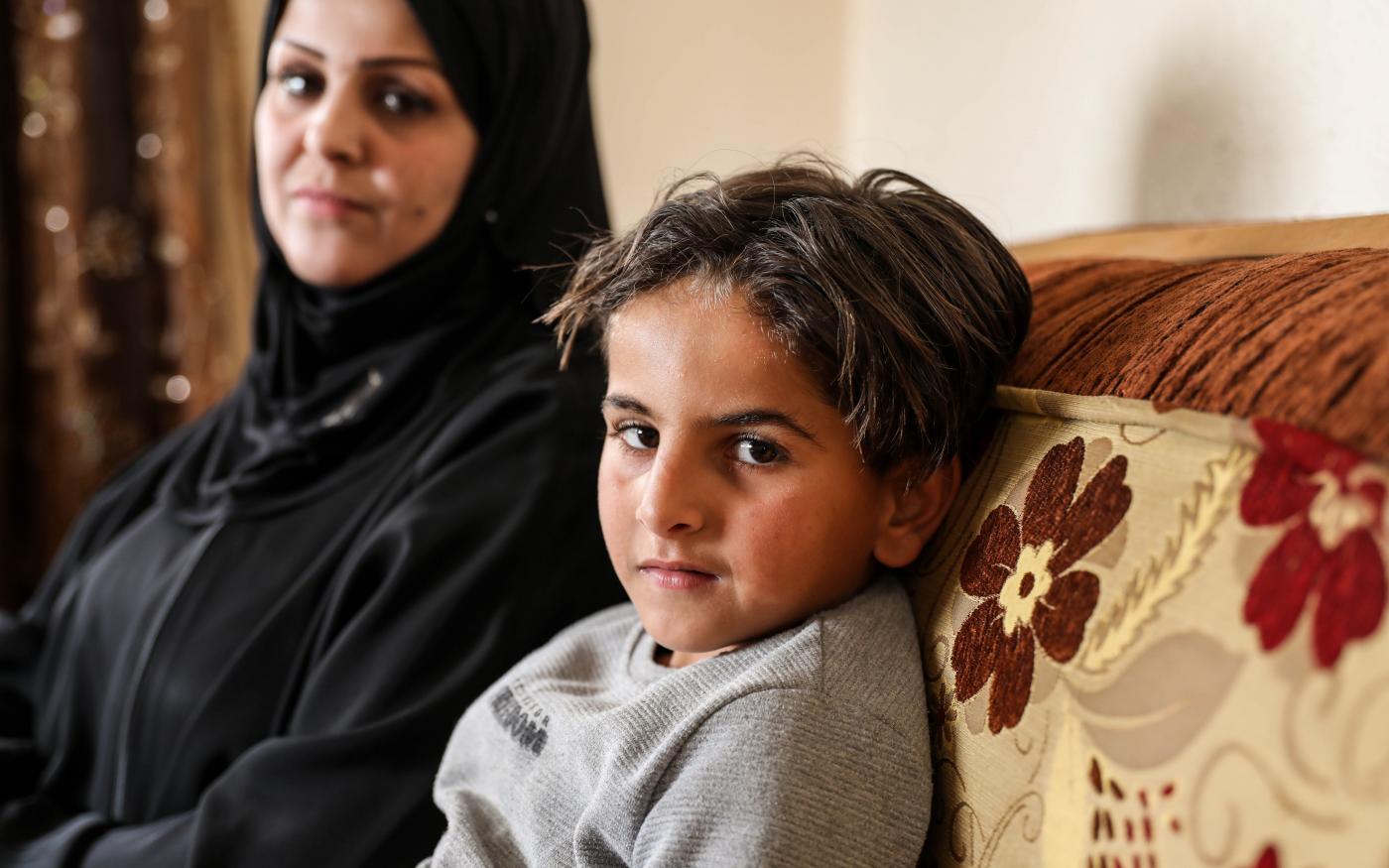 Craignant que l’anxiété de son fils Ameer ne s’aggrave, Gharqoud lui fait l’école à la maison. Mars 2021 (MEE/Mohammed A Alhajjar)