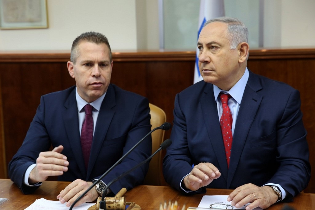 Le Premier ministre israélien Benyamin Netanyahou (à droite) et le ministre de la Sécurité publique Guilad Erdan lors d’une réunion du gouvernement en 2016 (AFP)