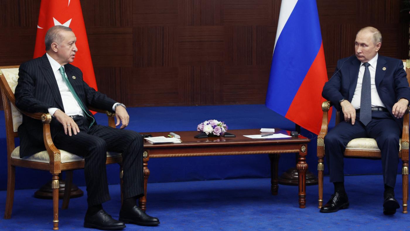 Le président russe Vladimir Poutine rencontre le président turc Recep Tayyip Erdoğan à Astana au Kazakhstan, le 13 octobre 2020 (AFP)