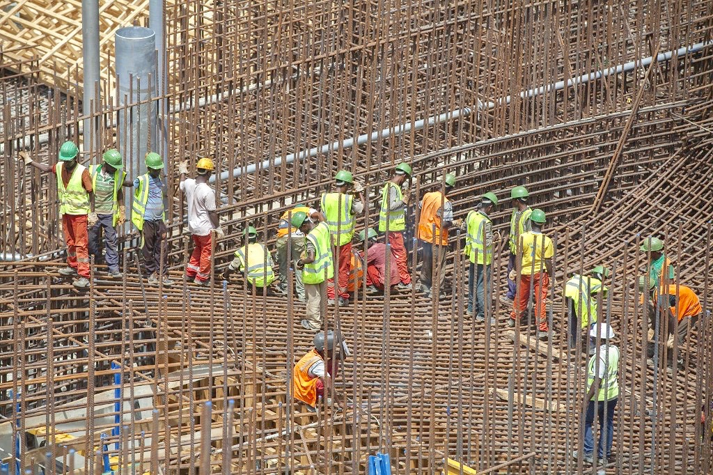 Des ouvriers éthiopiens construisent le barrage de la Renaissance sur le Nil en 2015 (AFP)