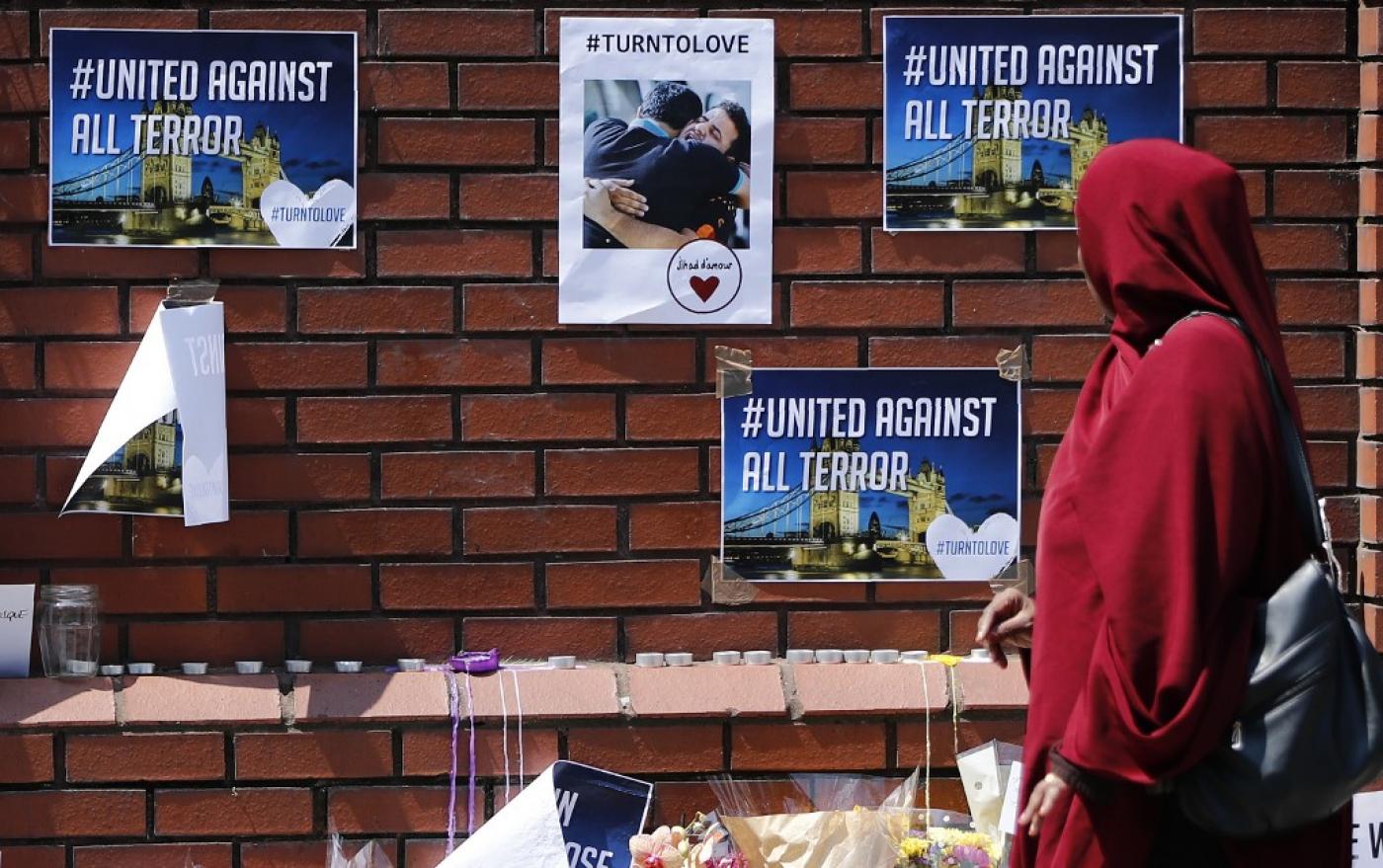 Des affiches sont collées à l’extérieur d’une mosquée de Finsbury Park suite à une attaque menée avec une camionnette sur le site d’une mosquée voisine (AFP)