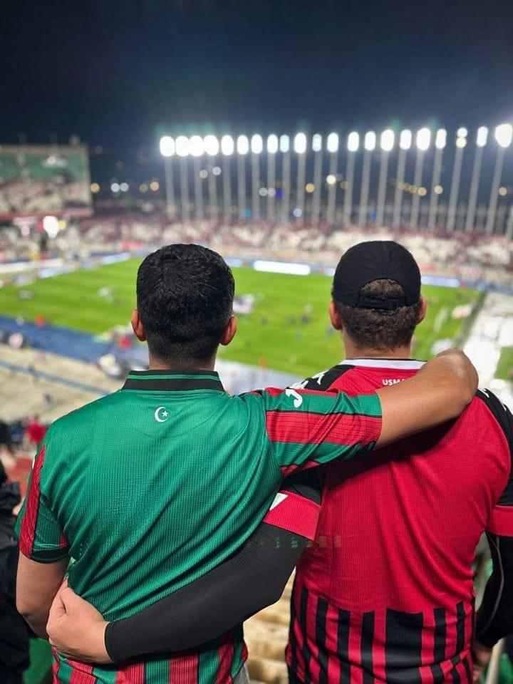 Deux supporters, de l’USMA et du MCA, pendant la finale de la Coupe de la Confédération africaine de football, le 3 juin 2023 (Twitter)