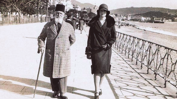Abdülmecid II et sa fille Dürrüşehvar se promènent sur la Promenade des Anglais à Nice, en France, après la chute du califat (Creative Commons)