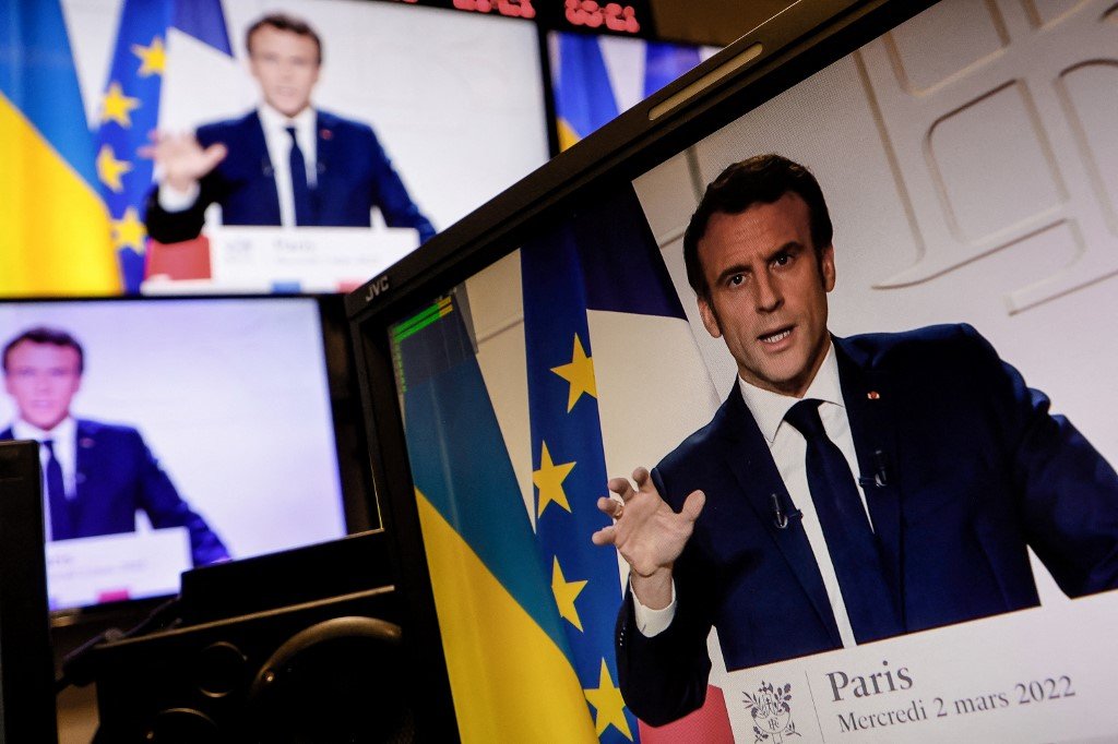 Le président français Emmanuel Macron prononce une allocution, le 2 mars 2022 (AFP)