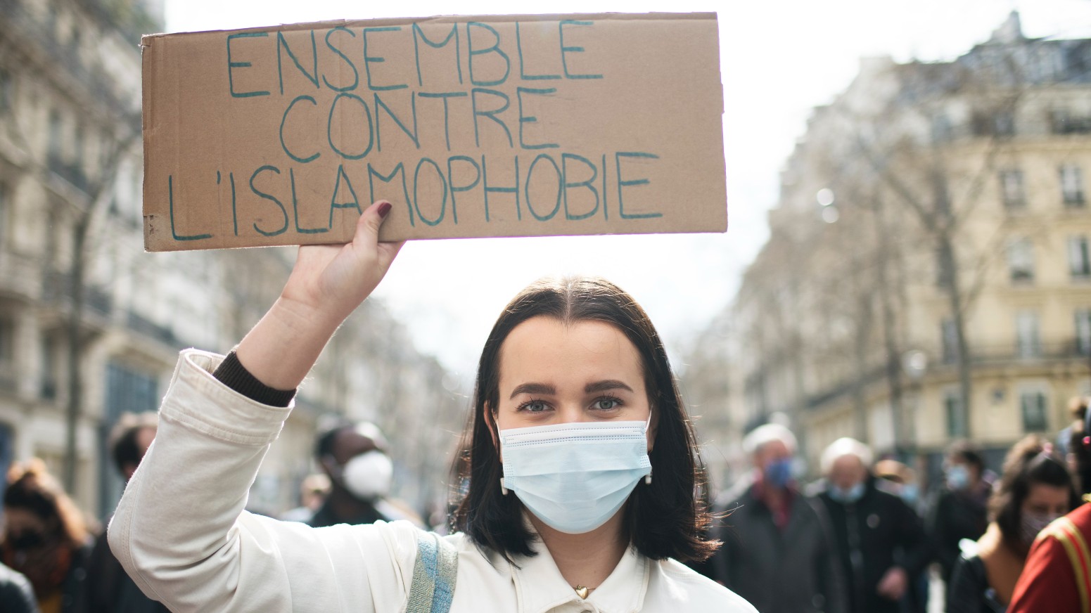 Une manifestante lors d’une marche contre l’islamophobie à Paris, en mars 2022 (Reuters)