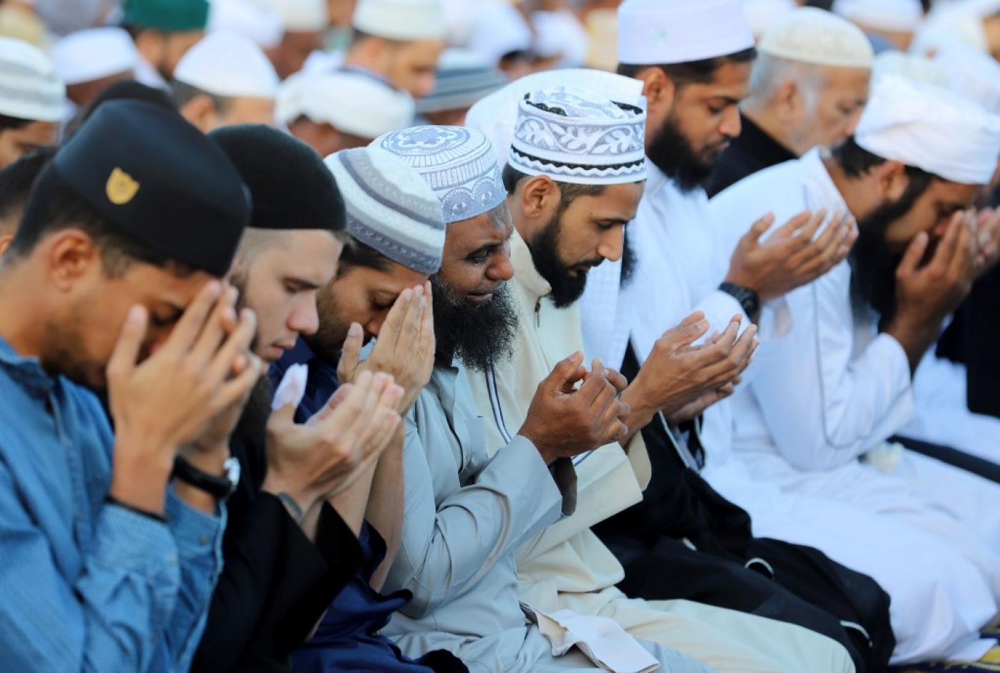 Des musulmans français prient pendant le Ramadan en juin 2018 (AFP)