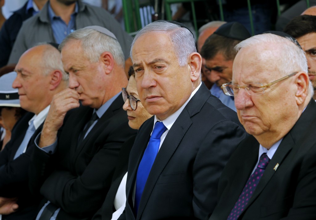 Former Israeli army chief Benny Gantz, Prime Minister Benjamin Netanyahu and President Reuven Rivlin are pictured in Jerusalem on 19 September (AFP)