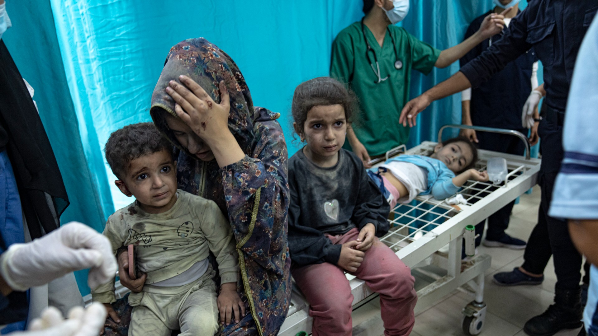 Des Palestiniens blessés lors des bombardements israéliens sur la bande de Gaza sont transportés dans un hôpital de Khan Younès, le 12 novembre 2023 (AP)