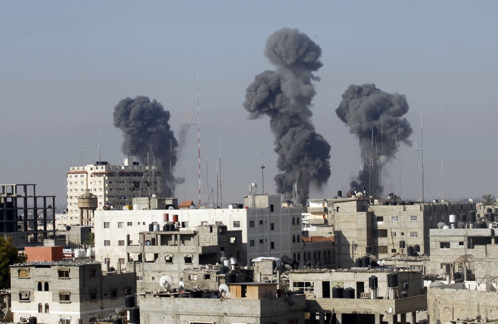 Smoke billows after Israeli air strikes near the Gaza-Egypt border in 2014 (AFP)