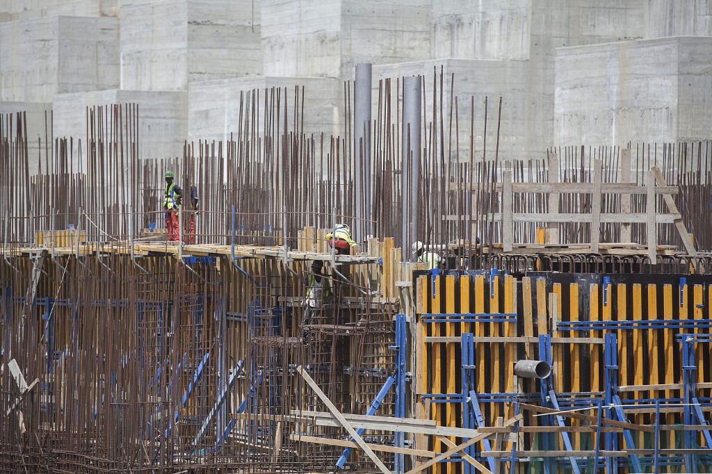 Workers build the Grand Ethiopian Renaissance Dam in 2015 (AFP)