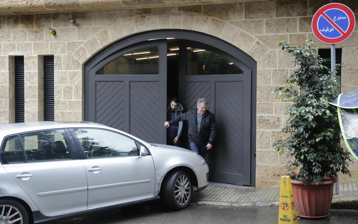 Une voiture entre dans le parking souterrain d’une maison identifiée comme appartenant à Carlos Ghosn dans un quartier huppé de Beyrouth, le 31 décembre, deux jours après sa fuite du Japon (AFP)