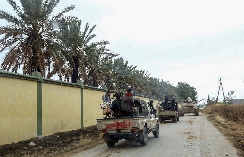 Des combattants libyens alliés au Gouvernement d’union nationale sont photographiés dans la région d’al-Sawani le 1er juin (AFP)