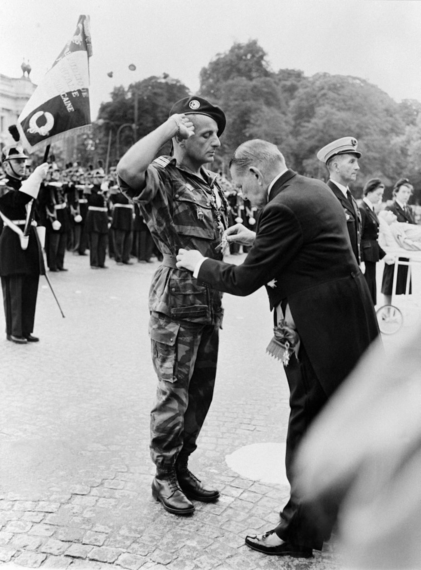 Le général Bigeard, ici décoré par le président René Coty le 14 juillet 1956, avait qualifié les révélations de Louisette Ighilahriz de « tissu de mensonges » (AFP)