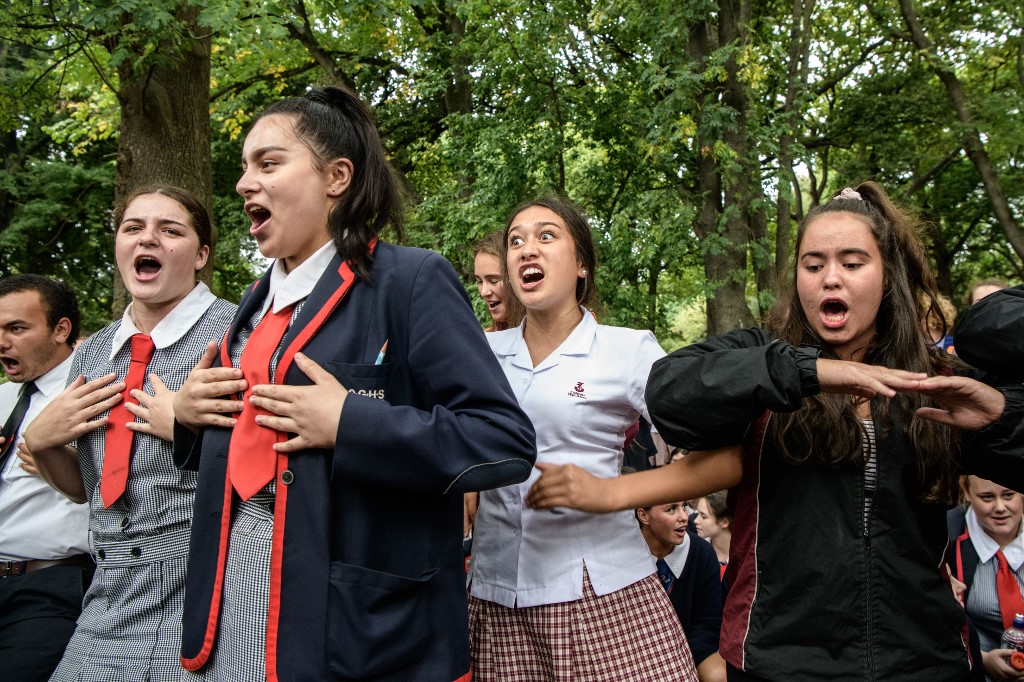 Des élèves néo-zélandais font un haka en mars, trois jours après l’attentat perpétré contre des mosquées à Christchurch qui a fait plusieurs dizaines de morts (AFP)