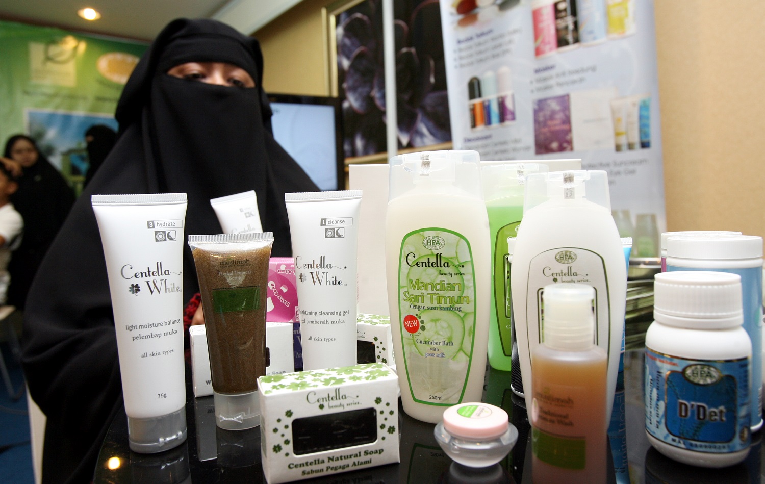 Un présentoir de produits cosmétiques et de beauté certifiés halal lors d’un salon en Malaisie en 2010 (AFP)