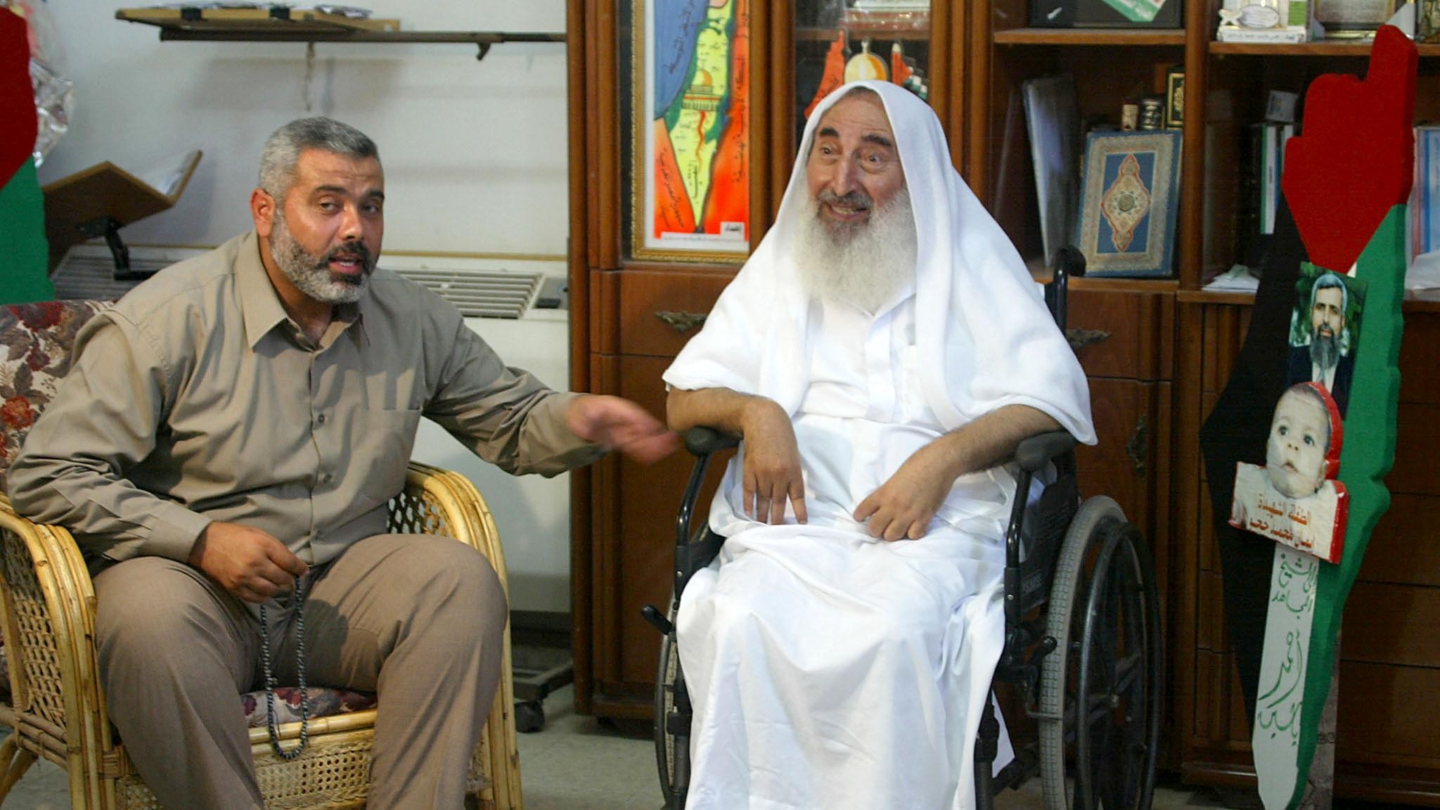 Founder of Hamas Ahmed Yassin (R) and Ismael Haniyeh talk to the press in Gaza City 14 August 2002 (AFP/Fayez Nureldine)