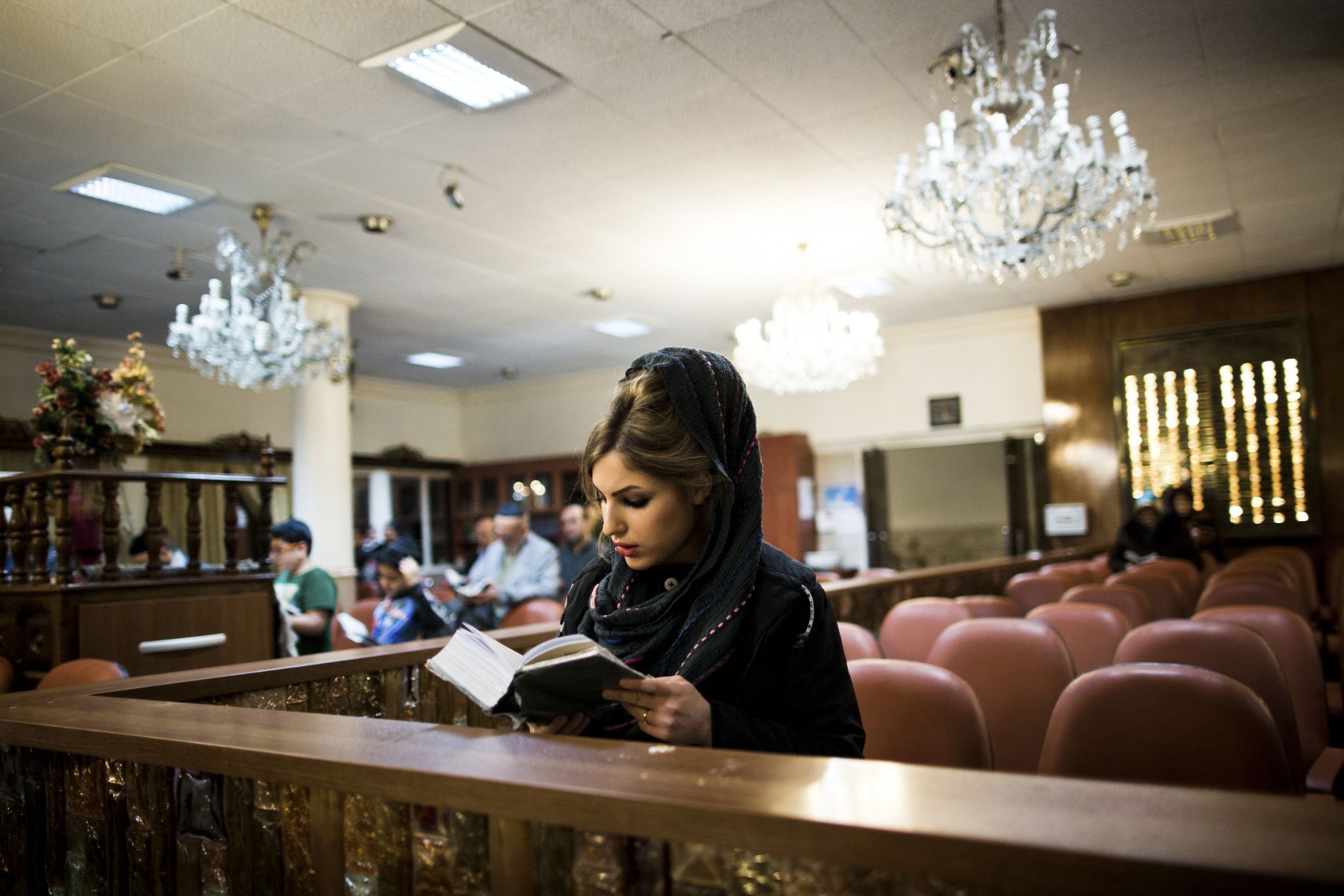 Des prières spécifiques sont récitées avant d’allumer la menorah lors de la célébration (AFP/Behrouz Mehri)