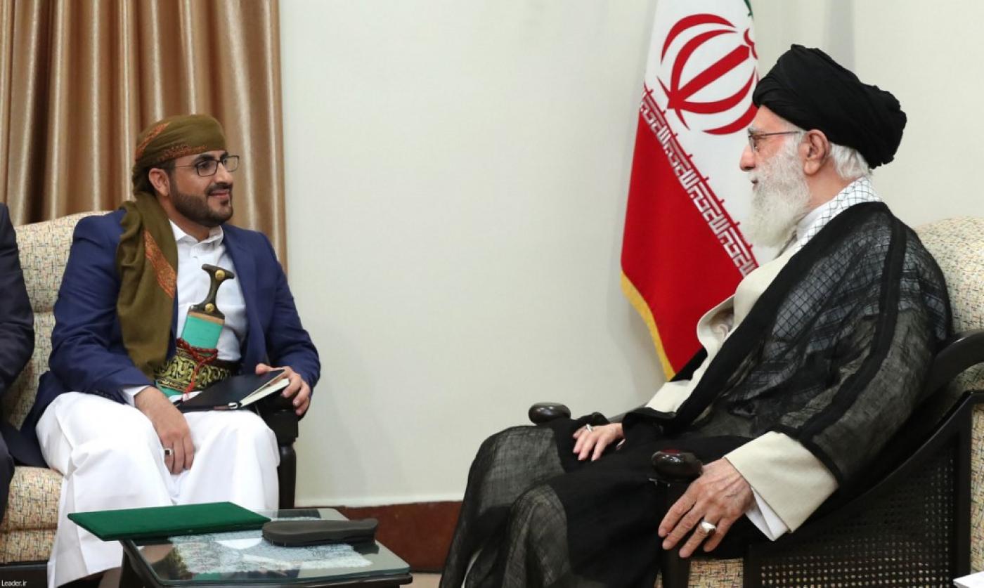 Le guide suprême iranien, l’ayatollah Ali Khamenei, et le porte-parole des Houthis, Mohammed Abdul-Salam, à Téhéran le 13 août (AFP)