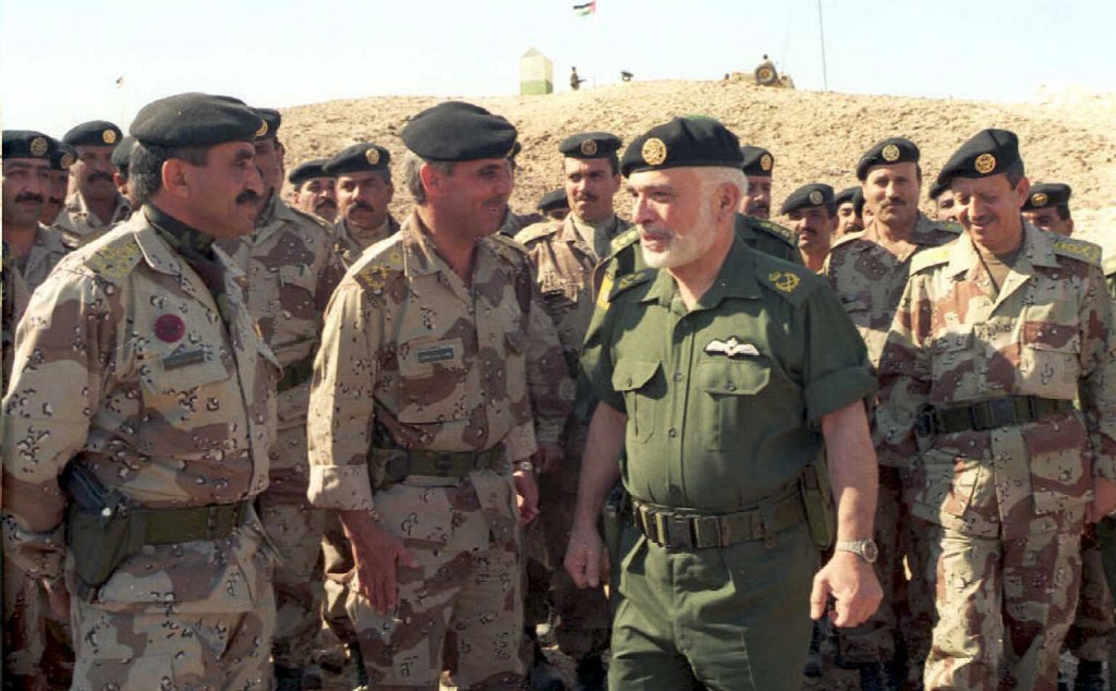 Hussein visite la région de Wadi Araba, au sud-ouest d’Amman, en 1995 (AFP)