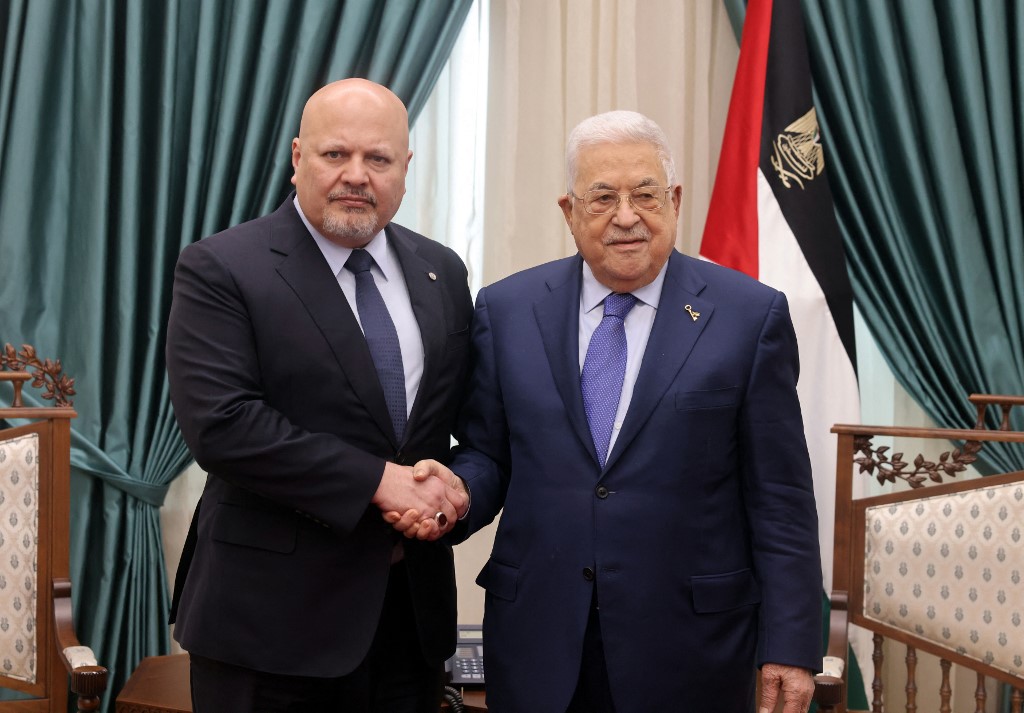 Le président palestinien Mahmoud Abbas (à droite) rencontre le procureur de la CPI Karim Khan à Ramallah, en Cisjordanie occupée, le 2 décembre 2023 (AFP)