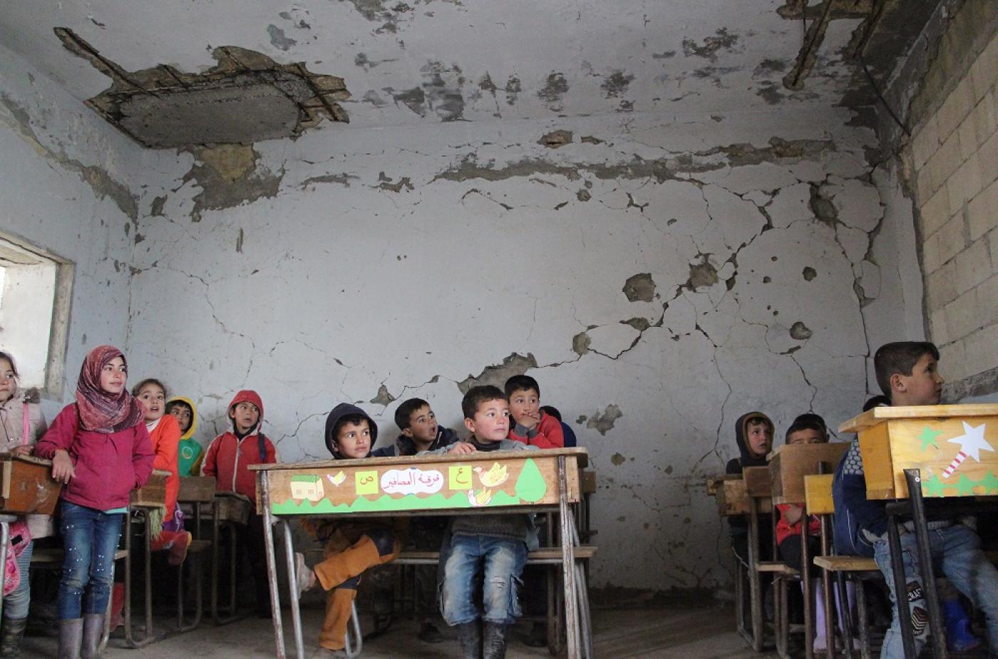 Des enfants suivent les cours à Kufayr dans la province d’Idleb, le 4 février (AFP)