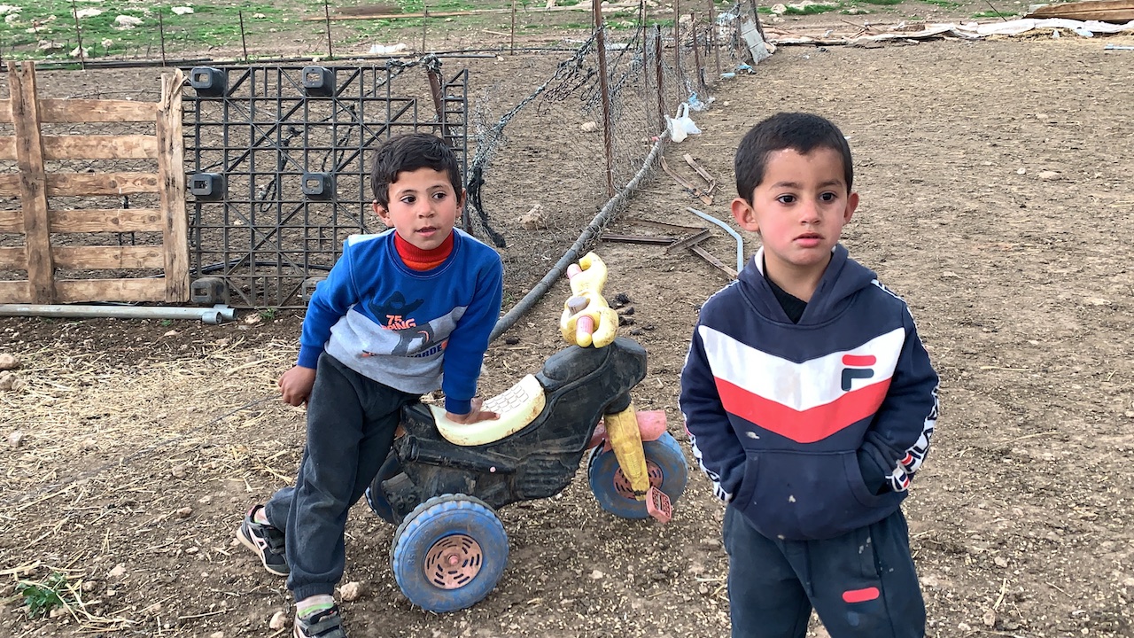 Children play among the remains of Humsa al-Fawqa (MEE/Shatha Hammad)