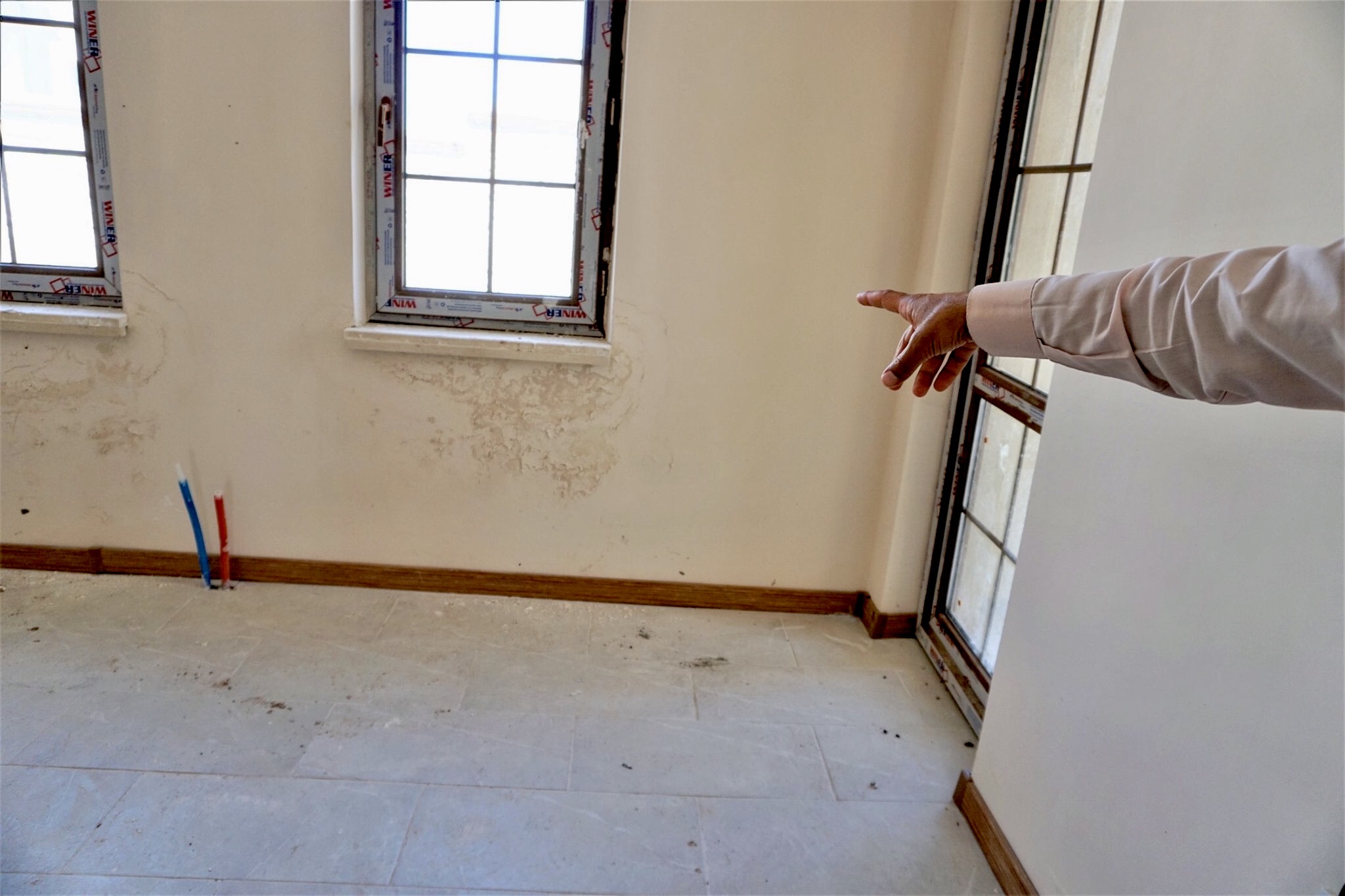Cracks are seen in the walls of the houses built in New Hasankeyf (MEE/Nimet Kirac)