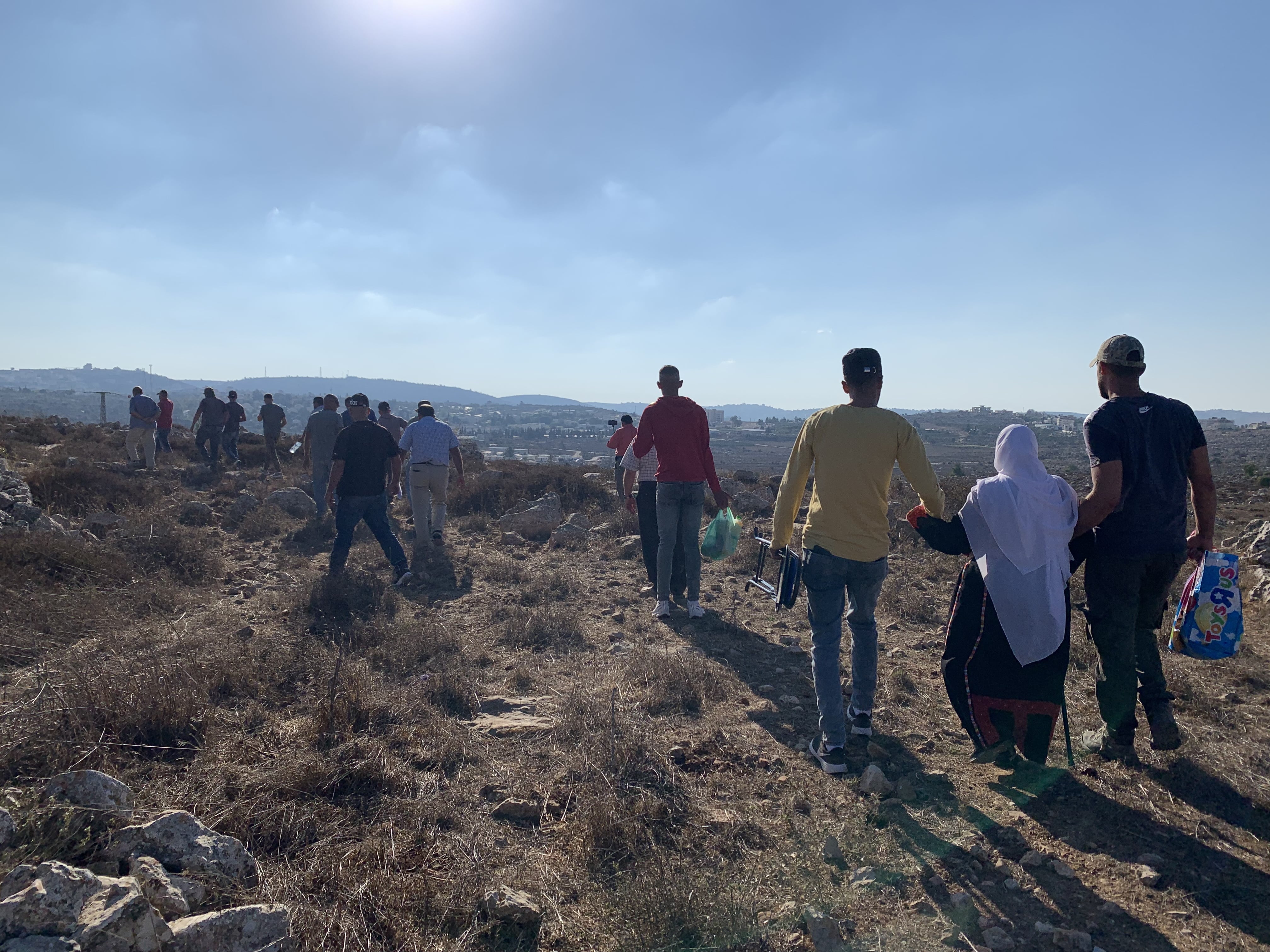 Des Palestiniens de Silwad et Taybeh se dirigent vers leurs terres à Thahr al-Mazare, après avoir obtenu une décision de la cour suprême israélienne qui leur rend leurs terres, le 18 septembre (MEE/Shatha Hammad)