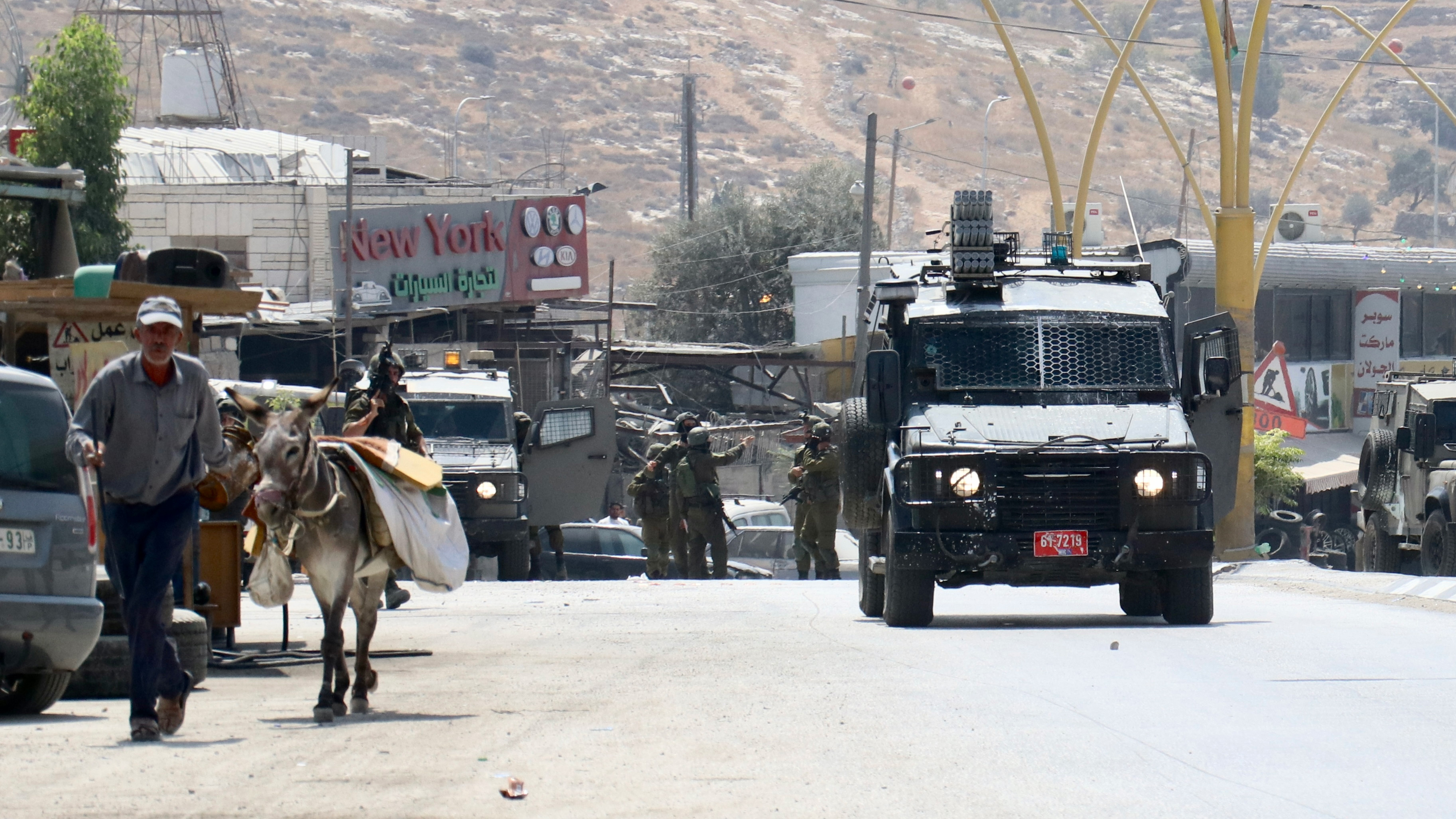 Israeli forces raid Palestinian neighbourhoods in Hebron looking clues suspected shooter who killed an Israeli settler on 21 August 2023 (MEE/Mosab Shawer)