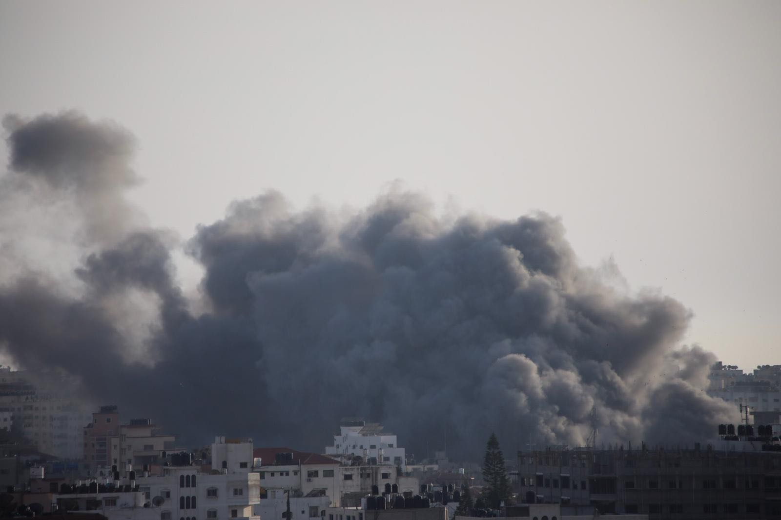 Explosions rock the Abu Qamar building in Gaza City (MEE/Mohammed al-Hajjar)