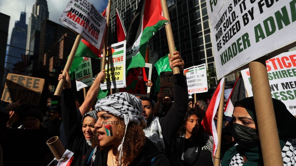 Manifestation pour soutenir le peuple palestinien devant le consulat général d’Israël à New York, le 9 octobre 2023 (AFP)