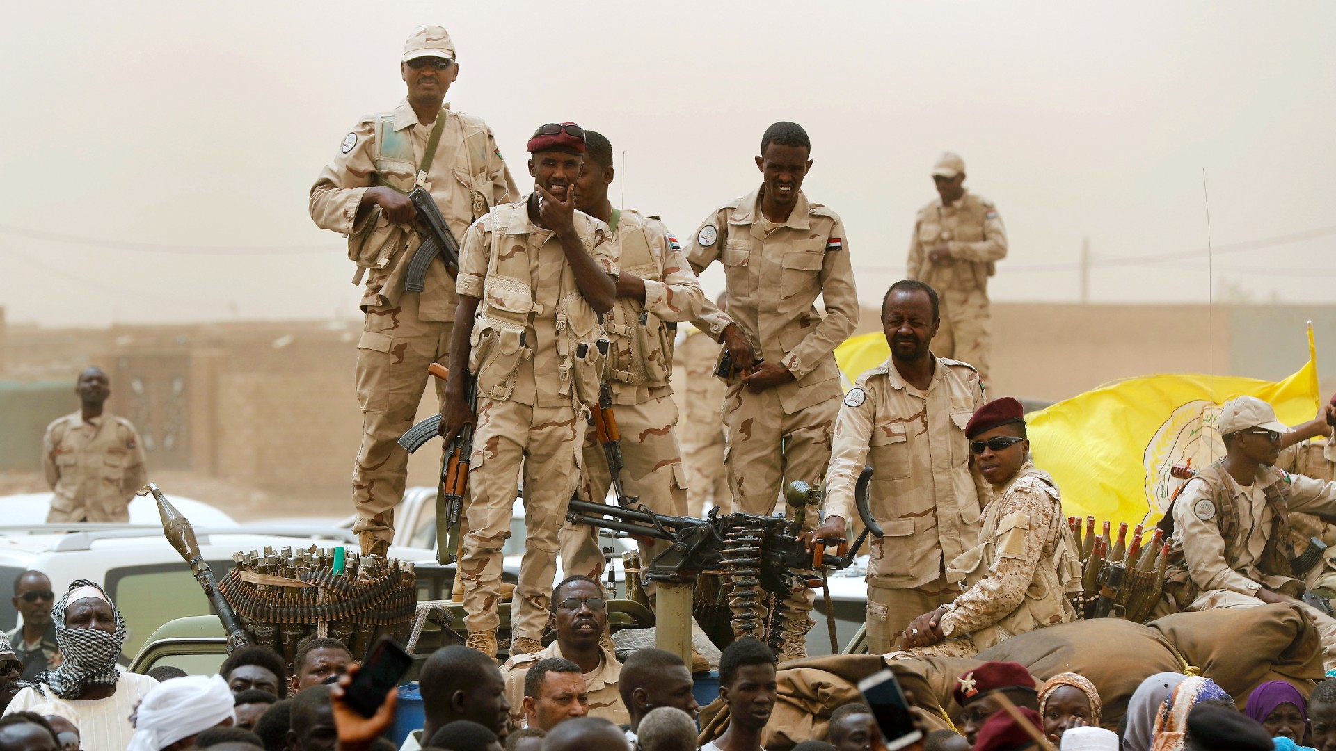 Des combattants d’une unité des Forces de soutien rapide se tiennent sur leurs véhicules lors d’un rassemblement, dans le district de Mayo, au sud de Khartoum, le 29 juin (AP)