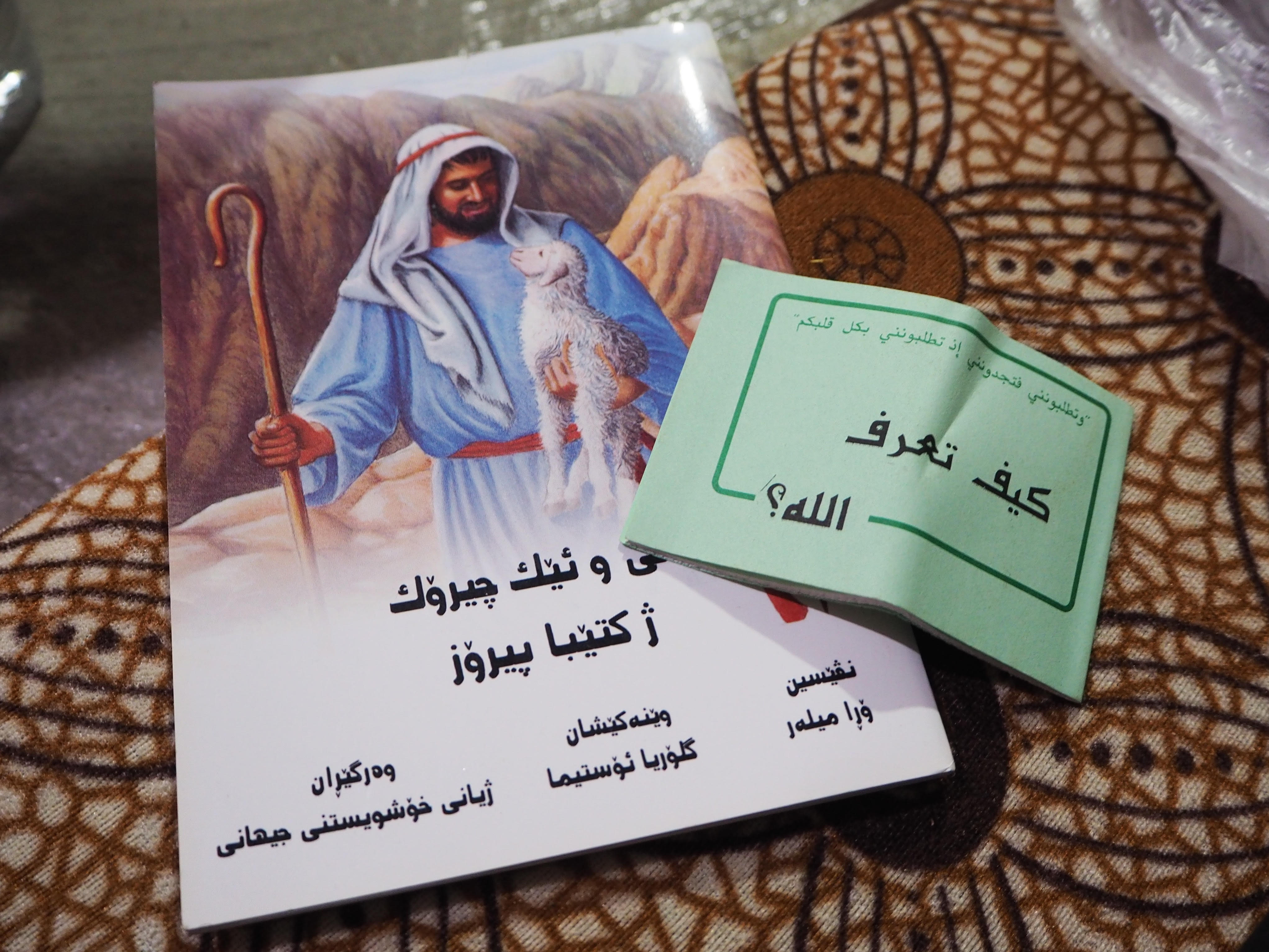 Des brochures chrétiennes remises aux yézidis, rédigées en arabe ou en kurde (MEE/Tom Westcott)