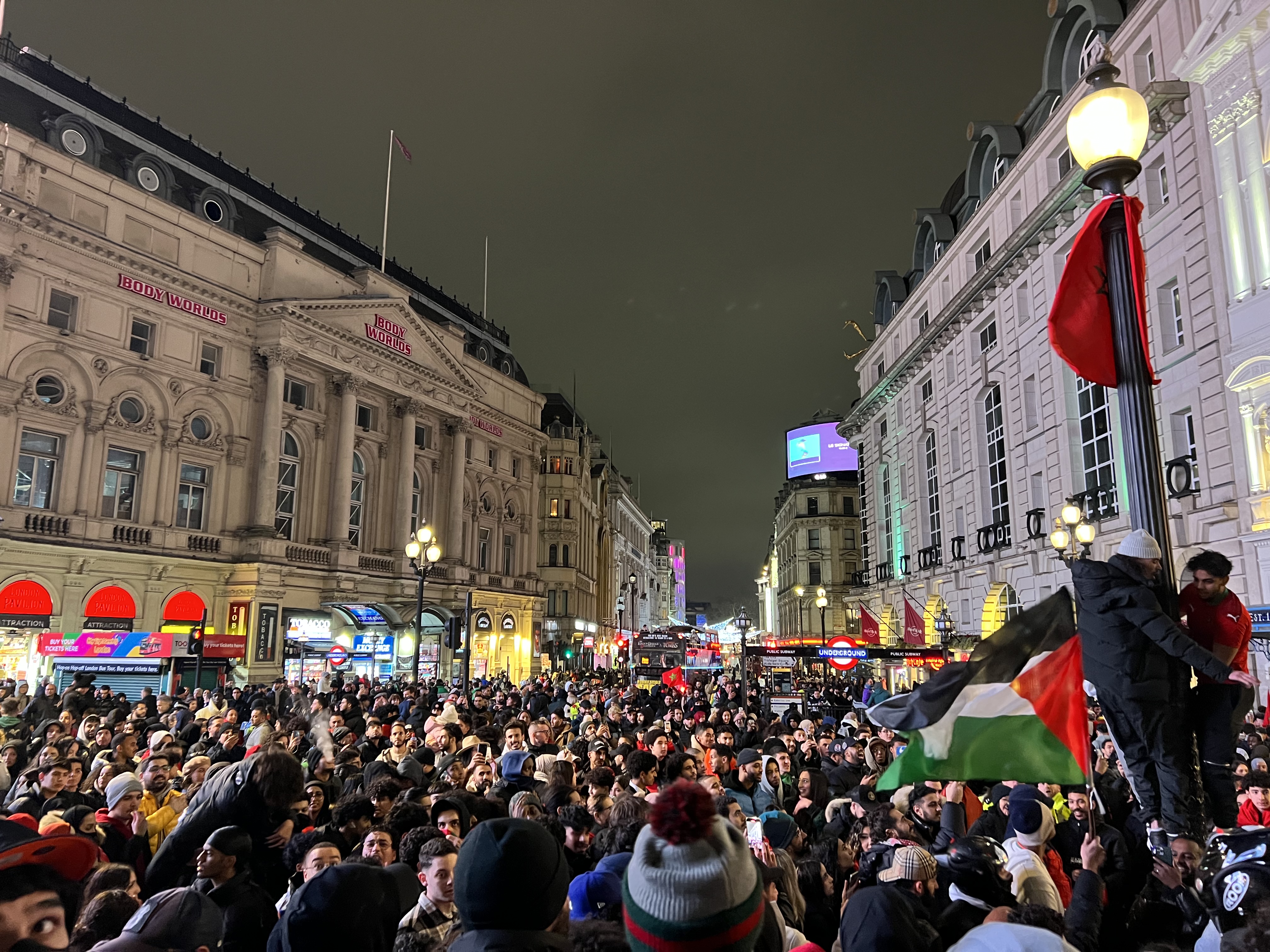 Hundreds of Moroccan supporters flocked to Piccadilly Circus to celebrate their win against Spain (MEE/Areeb ULLAH)
