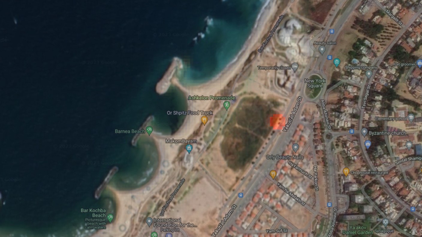 Satellite image taken on 7 October 2023 shows fires burning in a park overlooking the Mediterranean in Ashkelon (Sentinel/Soar)