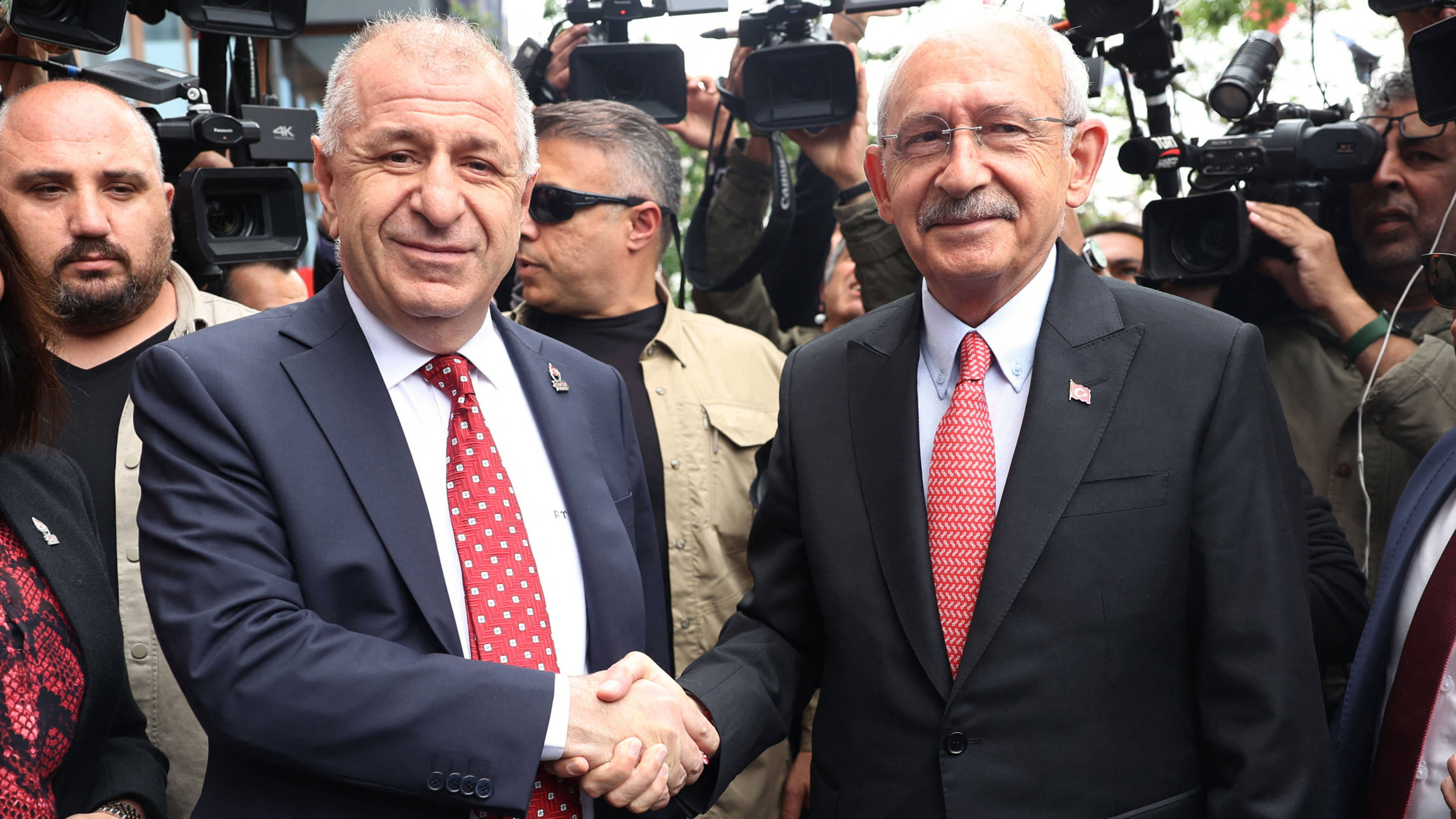 Turkish opposition leader Kemal Kilicdaroglu (R) with the leader of the Victory Party, Umit Ozdag, in Ankara, on 19 May 2023 (AFP)