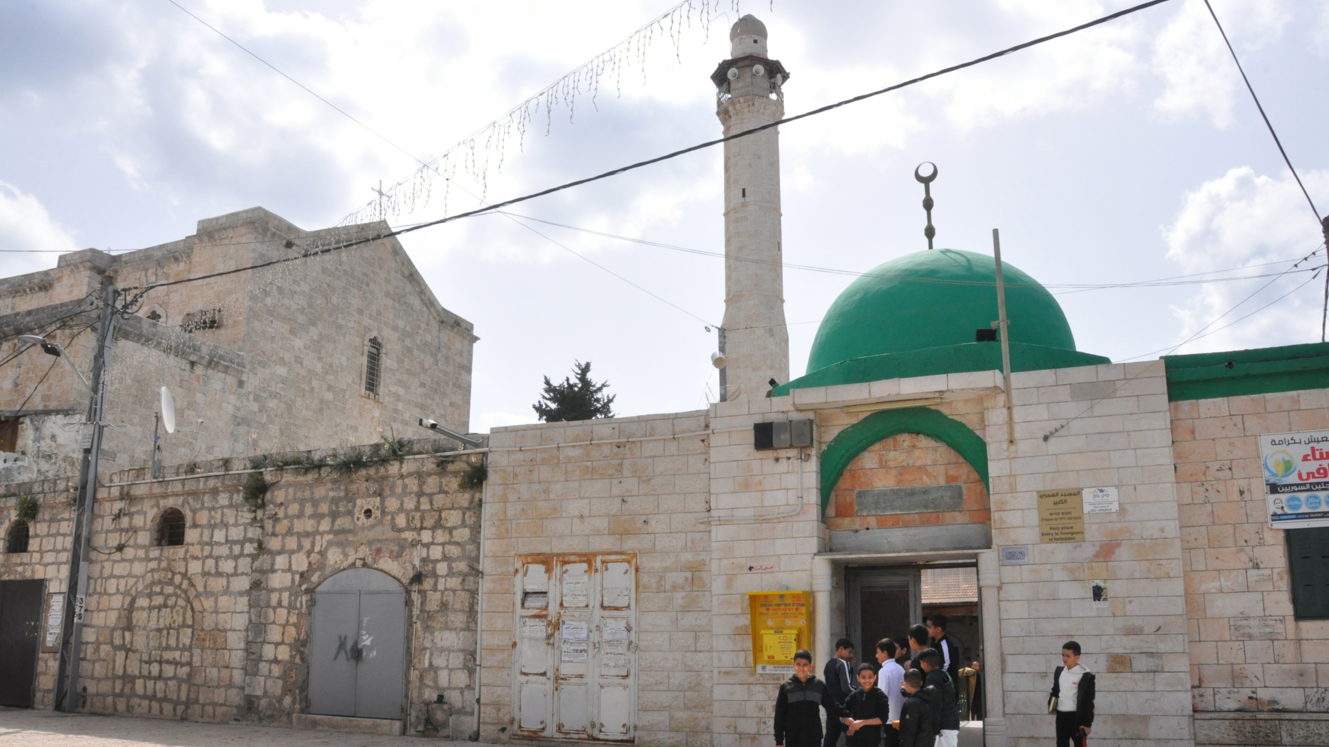 Les cloches de l’église Saint-Georges et le minaret de la mosquée Omari témoignent du patrimoine palestinien indigène de la ville (MEE/Mohammed Wated)