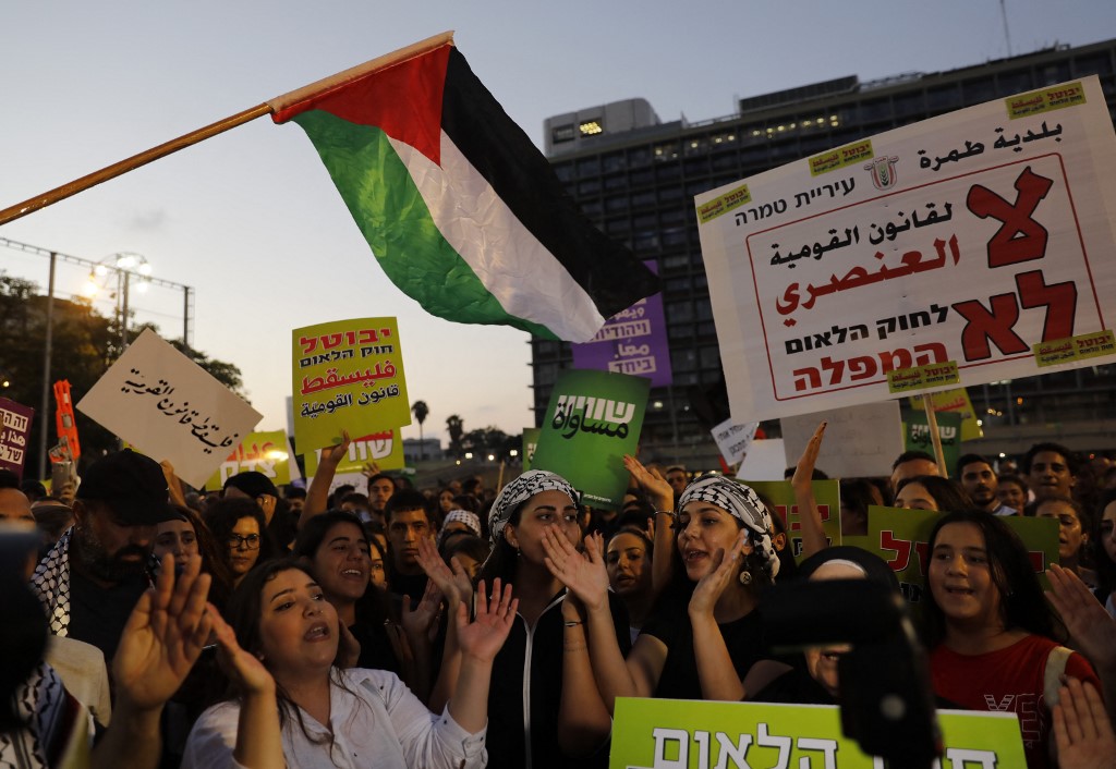 Des Palestiniens protestent contre la loi israélienne sur l’État-nation à Tel Aviv, en août 2018 (AFP)