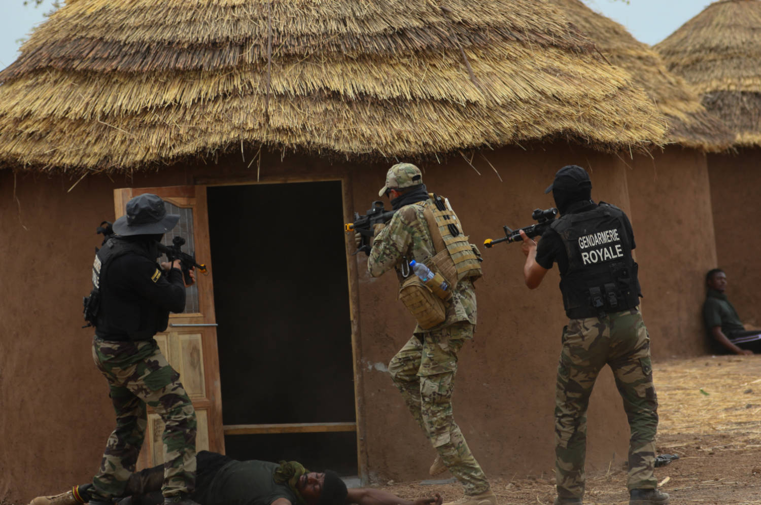 Des soldats tunisiens s’entraînent aux côtés des forces marocaines lors d’une session de formation à la lutte contre le terrorisme organisée par les États-Unis dans un village reconstitué à Daboya (Ghana), le 11 mars 2023 (AFP)