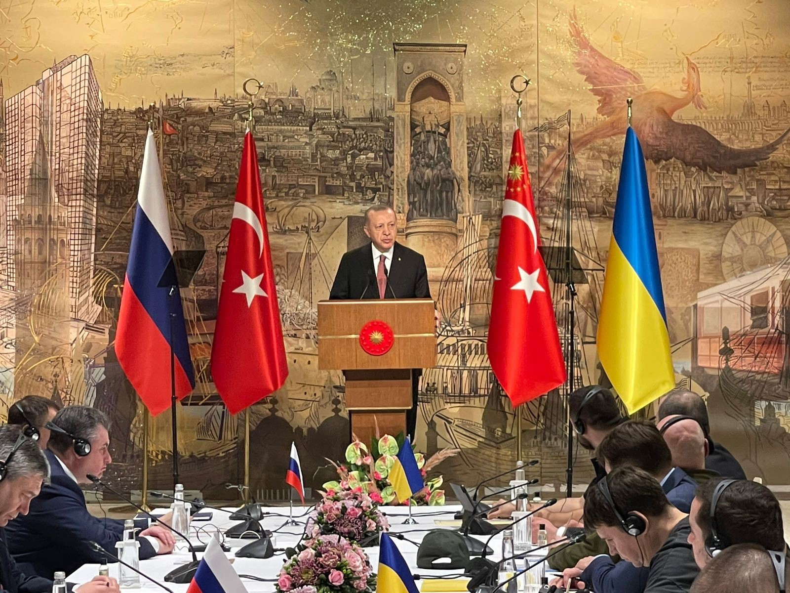 Turkish President Recep Tayyip Erdogan opening Ukrainian-Russian talks in Istanbul, 29 March 2022 (AFP)