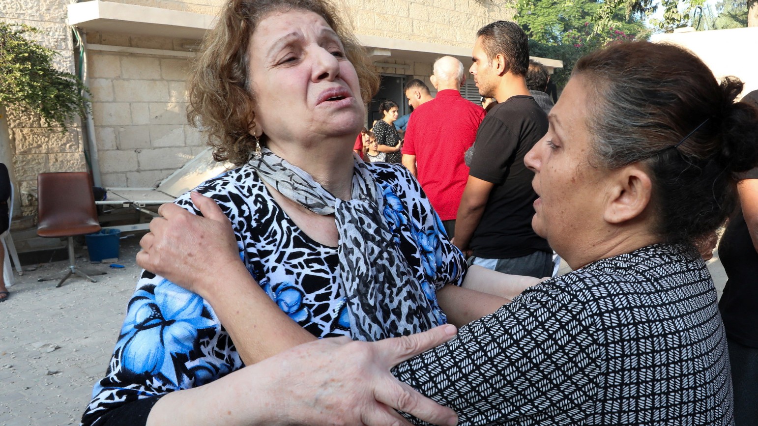 Des Palestiniennes réagissent au bombardement par Israël de l’église grecque orthodoxe Saint-Porphyre à Gaza (Reuters)