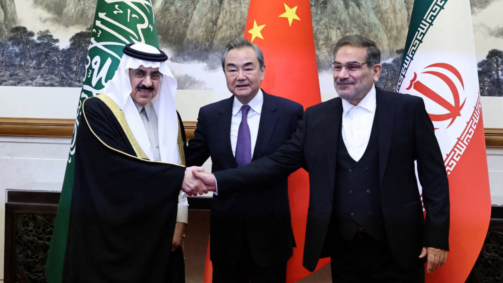 Ali Shamkani, à droite, signe un accord avec l’Arabie saoudite à Pékin en mars 2023 (AFP)