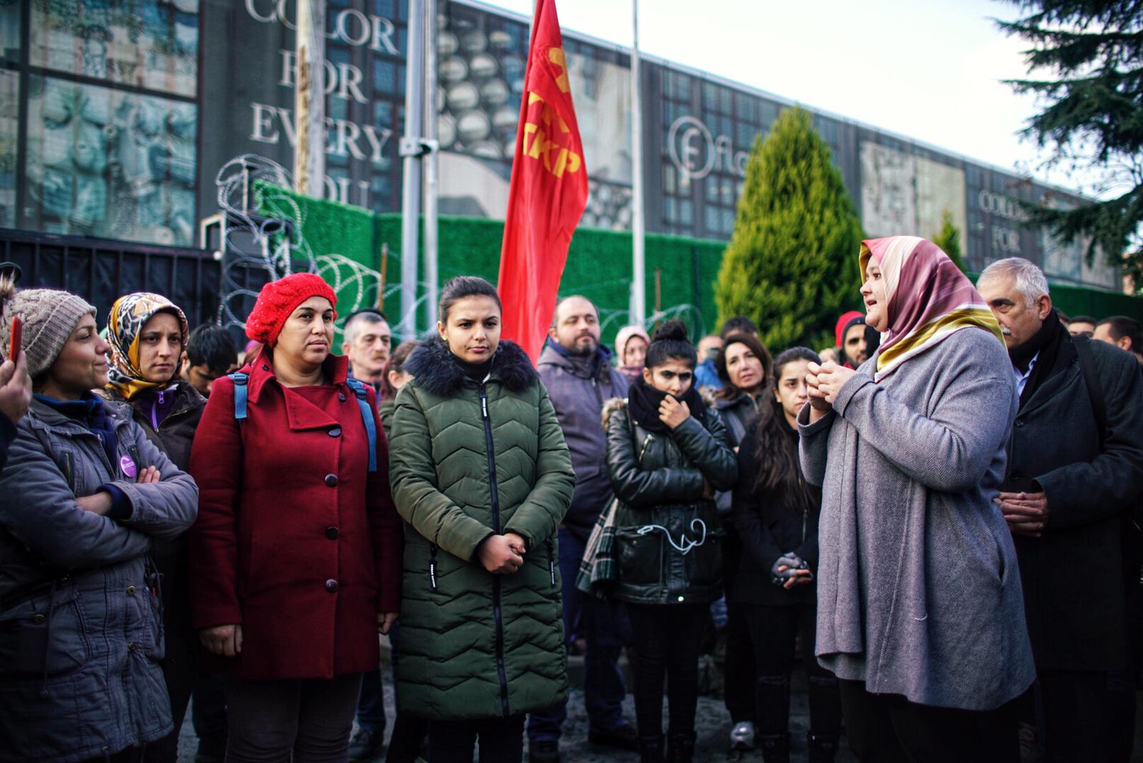 Fatma Akin addresses strikers who were laid off by cosmetic firm Flormar following their decision to join a union in city of Gebze (TKP))