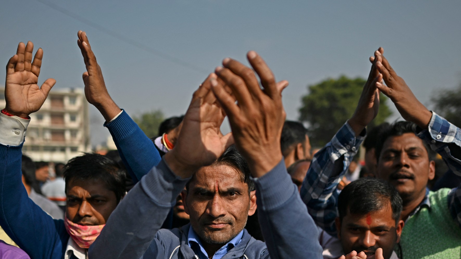 Des fidèles hindous participent à un rassemblement religieux dans la banlieue de New Delhi, le 17 décembre 2021 (AFP)
