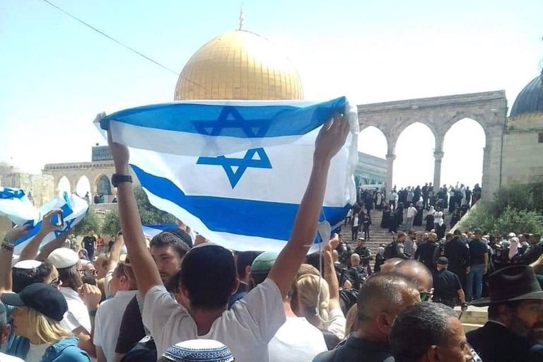Des drapeaux israéliens hissés dans les cours de la mosquée al-Aqsa pour la première fois de mémoire récente (capture d’écran/Twitter)